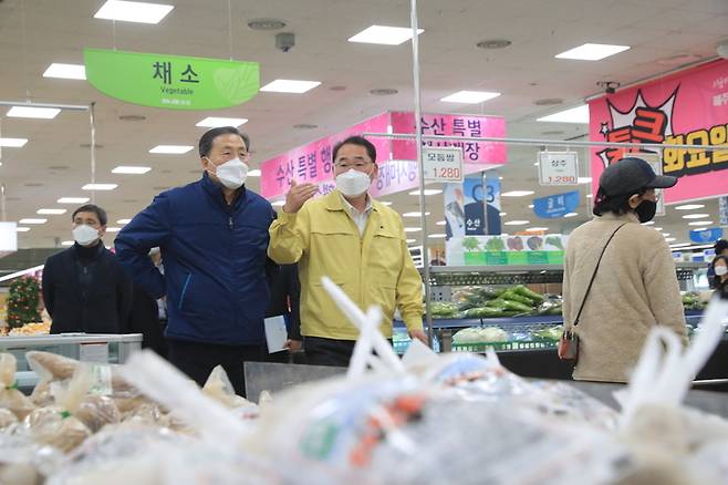 [세종=뉴시스] 김종훈 농식품부 차관, 청주 농산물유통센터 코로나 방역 점검. (사진=농식품부 제공) *재판매 및 DB 금지