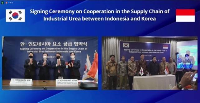 [서울=뉴시스] 7일 서울 삼성동 글라스타워와 인니 자카르타 열린 협약식에서 한-인니 정부 MOU 체결 및 롯데정밀화학-Pupuk社 요소 공급계약 체결에서 기념사진을 촬영하고 있다. (사진=롯데정밀화학 제공) *재판매 및 DB 금지