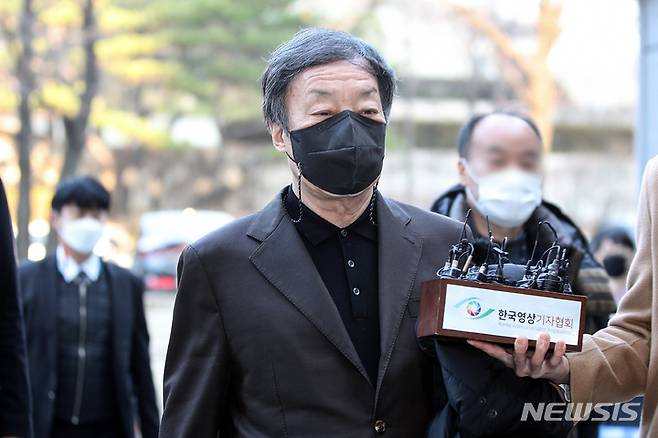 [서울=뉴시스] 김병문 기자 = '불법 브로커'로 활동하며 사업가들로부터 뒷돈을 챙겼다는 의혹을 받고 있는 윤우진 전 용산세무서장이 7일 오전 서울 서초구 서울중앙지방법원에서 열린 구속 전 피의자 심문(영장실질심사)에 출석하고 있다. 윤 전 서장은 윤석열 국민의힘 대선후보의 측근으로 알려진 윤대진 법무연수원 기획부장(검사장)의 친형이다. 2021.12.07. dadazon@newsis.com