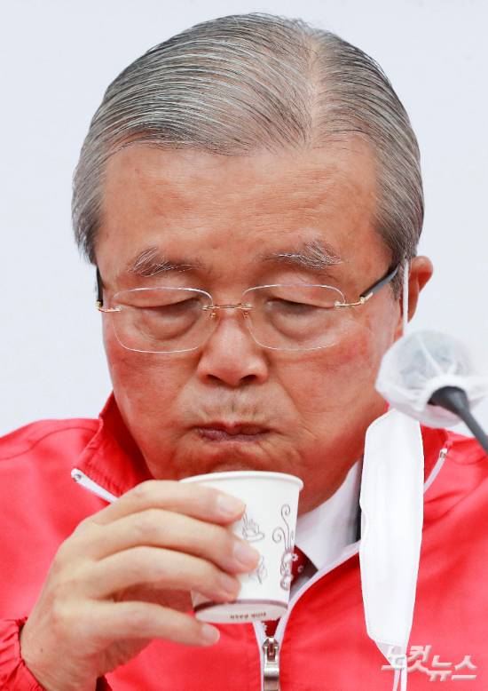 김종인 총괄선거대책위원장이 7일 오전 서울 여의도 국회에서 열린 국민의힘 중앙선거대책위원회의에서 물을 마시고 있다. 박종민 기자