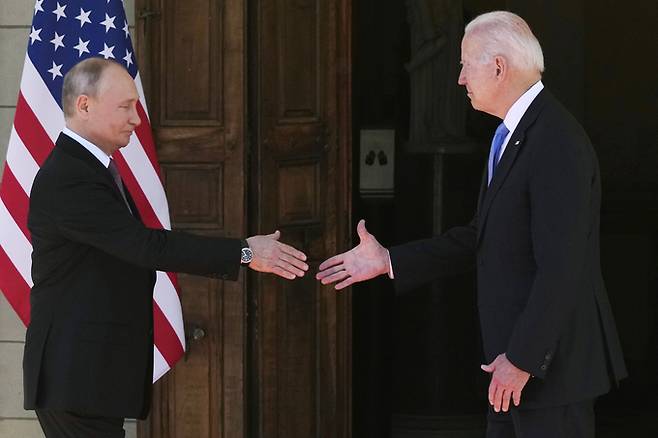 조 바이든 미국 대통령(오른쪽)과 블라디미르 푸틴 러시아 대통령이 7일(현지시간) 우크라이나 사태 등과 관련해 화상 정상회담을 가진다. 사진은 두 정상이 올해 6월16일 스위스 제네바에서 만났을 당시 서로 악수를 청하는 모습. 세계일보 자료사진