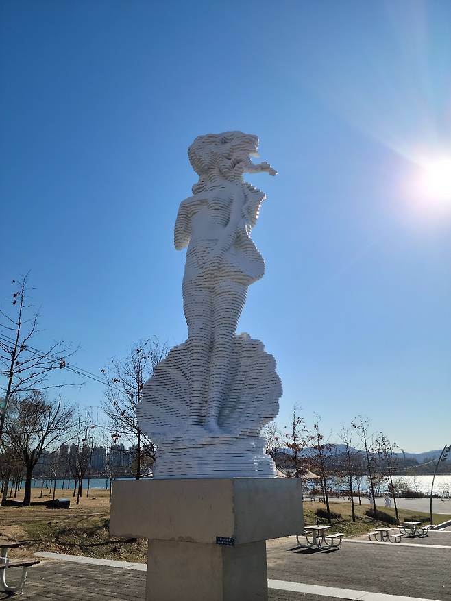 슬라이스 이미지, 비너스의 탄생 - 한강 뚝섬지구 제3자 주차장 앞에 전시중인 박찬걸 작가의 작품이다.