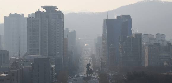 미세먼지 농도가 ‘나쁨’ 수준을 보인 7일 서울 서초구 누에다리에서 바라본 서울시내가 뿌옇게 보이고 있다. 2121.12.7 박지환기자 popocar@seoul.co.kr