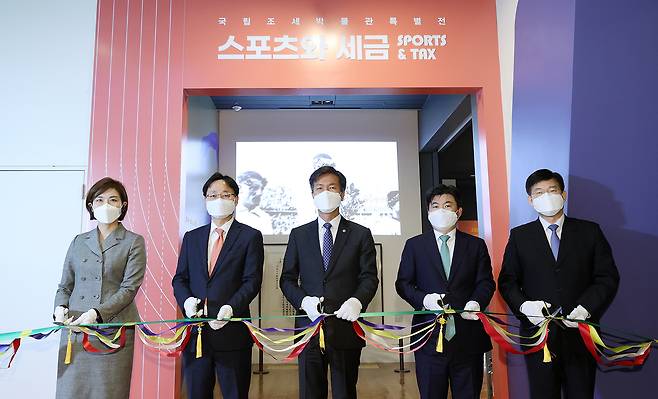 국세청 ‘스포츠와 세금’ 특별전 - 7일 세종시 국세청 국립조세박물관에서 ‘스포츠와 세금’ 특별전 개관식이 열리고 있다. 왼쪽부터 국세청 변혜정 납세자보호관, 임광현 차장, 김대지 청장, 송바우 징세법무국장, 김진현 기획조정관. 국세청 제공