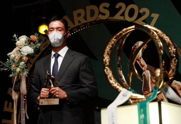 홍정호 - 전북 현대 홍정호가 7일 오후 서울 서대문구 스위스그랜드호텔에서 열린 2021 프로축구 K리그1 시상식에서 최우수선수(MVP)상을 수상한 뒤 소감을 말하고 있다.연합뉴스