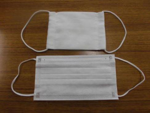 후생노동성이 배포한 천마스크(위)와 일반적으로 판매되는 부직포 마스크(아래). 규슈지방의 한 돌봄시설 제공