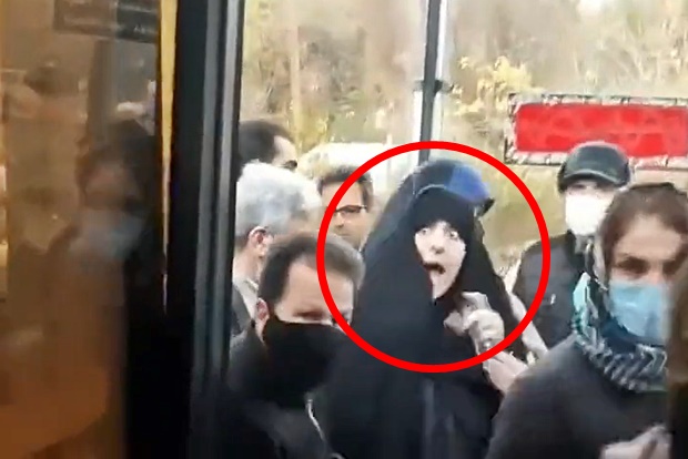 이란 도덕경찰이 버스에서 히잡 미착용자를 체포하려다 승객들에게 쫓겨났다. 이란 여성인권운동가로 유명한 언론인 마시 알리네자드는 6일(이하 현지시간) “오늘 테헤란에서 벌어진 일”이라며 관련 영상을 공개했다.