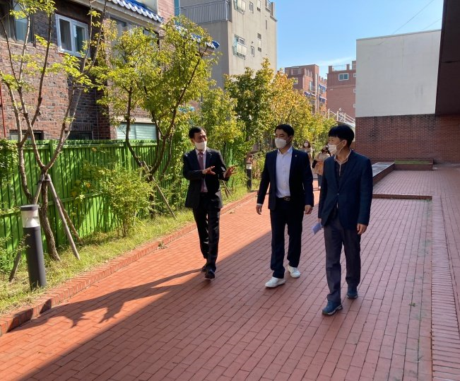 방학중학교를 방문한 송아량 서울시의원과 오기형 국회의원