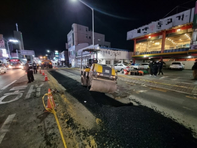 1일 오후 6시 40분께 경기 안양시 만안구의 한 도로 포장 공사 현장에서 A씨 등 근로자 3명이 중장비 기계인 바닥 다짐용 롤러에 깔려 숨졌다. (사진=경기소방재난본부 제공)