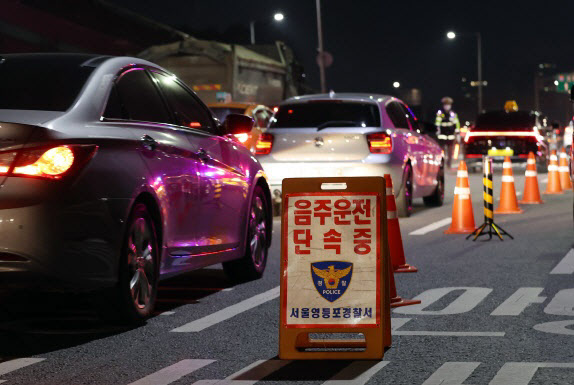 지난달 6일 새벽 서울 영등포구 도로에서 경찰이 음주운전 단속을 하고 있다.(사진=연합뉴스)