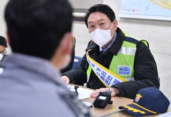 국민의힘 윤석열 대선 후보와 이준석 대표가 7일 저녁 서울 마포구 합정동 홍익자율방범대를 찾아 대원들과 간담회를 하고 있다.〈사진=연합뉴스〉