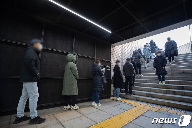 신종 코로나바이러스 감염증(코로나19) 신규 확진자가 7175명 발생한 8일 오전 서울 송파구보건소에 마련된 선별진료소를 찾은 시민들이 검체검사를 받기 위해 줄을 서 있다. 2021.12.8/뉴스1 © News1 이재명 기자