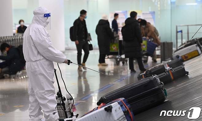 3일 인천국제공항 1터미널 세관구역에서 방역 관계자들이 여행객들의 수화물을 소독하고 있다. 2021.12.3/뉴스1 © News1 안은나 기자