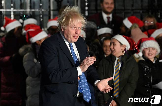 보리스 존슨 영국 총리가 지난 1일 런던 다우닝가에서 열린 크리스마스 관련 행사에 참석했다. © AFP=뉴스1 © News1 김지현 기자