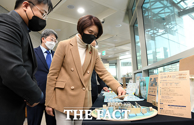 한정애 장관이 '학교 기후-환경교육 운영성과 공유회'에 참석해 환경 교육 교구를 살펴보고 있다.