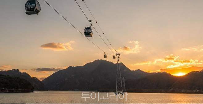 춘천 의암소 상공을 운행사는 삼악산호수케이블카