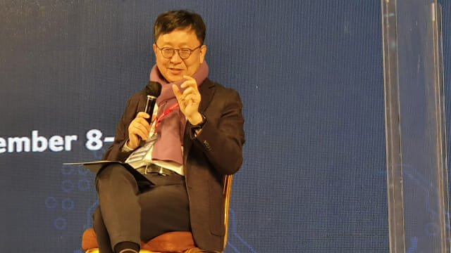 차상균 교수가 8일 열린 'AI서밋 서울 2021'행사에서 이야기고 있다.