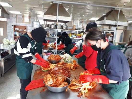 광주푸른꿈창작학교가 지난 6~7일 '전라도 김장 담그기 체험'을 진행하고 있다. 사진=광주광역시교육청 제공