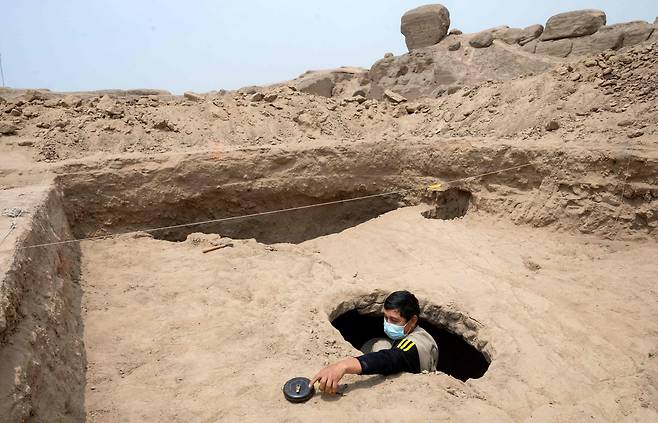 지난달 30일(현지 시각) 페루 카자마르킬라 지역에서 발굴 작업을 하고 있는 모습./AFP 연합뉴스