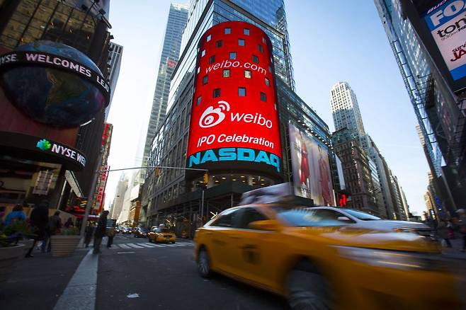 중국 소셜미디어 웨이보가 2014년 4월 17일 미국 뉴욕 나스닥에 상장한 날, 타임스 스퀘어 전광판에 웨이보 로고가 나오고 있다. /로이터 연합뉴스