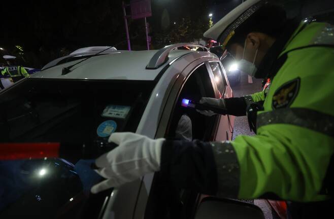 서울의 한 도로에서 경찰이 음주운전 단속을 하고 있는 모습/연합뉴스