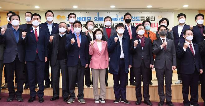 8일 국회의원회관에서 열린 국가바이오의료(헬스케어)산업 선도를 위한 의사과학자 양성 및 의학교육 혁신정책세미나에서 참석자들이 단체 기념촬영을 하고 있다.