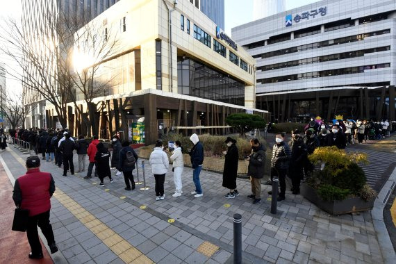 코로나19 신규 확진자가 7175명 발생한 8일 오전 서울 송파구보건소에 마련된 선별진료소를 찾은 시민들이 검체검사를 받기 위해 줄을 서 있다. 사진=박범준 기자