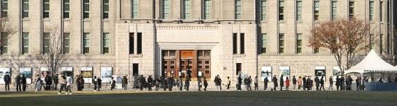 코로나19 신규 확진자가 사상 최다를 경신한 8일 서울광장 임시선별검사소를 찾은 시민들이 검사를 받기 위해 줄을 서고 있다. 이날 0시 기준 코로나19 신규 확진자는 7175명으로 사상 첫 7000명대를 넘어섰다. 사진=김범석 기자