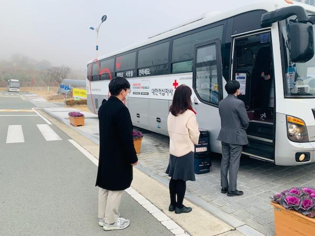 경북교육청 직원들이 사랑의 헌혈운동에 참여하기 위해 대한적십자사 버스 앞에서 순서를 기다리고 있다.