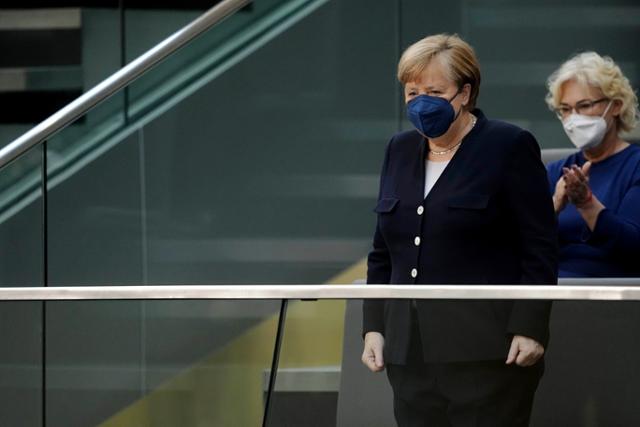 앙겔라 메르켈 독일 전 총리가 8일 베를린 연방하원에서 의원들의 기립박수를 받고 있다. 베를린=AP 뉴시스