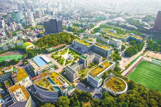 동국대는 올해 중앙일보 대학평가에서 학생교육 부문 5위, 교수연구 12위, 평판도 13위, 교육여건 26위 등 여러 분야에서 좋은 평가를 받으며 종합순위 9위를 차지했다. 역대 최고 순위이며, 처음으로 톱10에 진입했다. [사진 동국대]