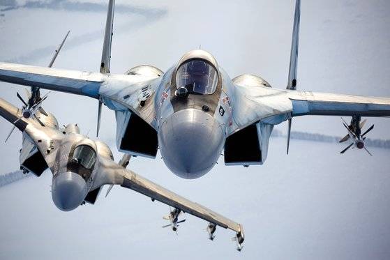 I러시아군의 Su-35 전투기 2대가 비행하고 있다. 러시아 국방부 공보실이 11월 28일 배포한 사진이다. AP=연합뉴스