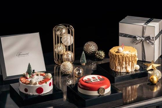페어몬트의 산타벨트 케이크는 딸기 무스 안에 초콜릿 스펀지와 요거트 무스 그리고 딸기 콩포트를 담아 풍성한 맛을 표현했다. 케이크 위에 산타 벨트를 형상화한 초콜릿 장식으로 귀여운 산타 모양을 표현했다. 사진 페어몬트 앰배서더 서울