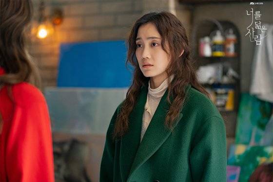 '너를 닮은 사람'에서 초기 단발머리, 뒤 대부분 장면은 긴 곱슬머리로 나오는 신현빈은 "초반의 생생한 느낌이 뒤로 가면서 확 없어지는 느낌을 주고 싶어서 헤어스타일에 차이를 크게 뒀다"며 "초반의 단발은 층 낸 머리 밑으로 긴 머리를 숨겨 넣은 것"이라고 귀띔했다. 셀트리온 엔터테인먼트