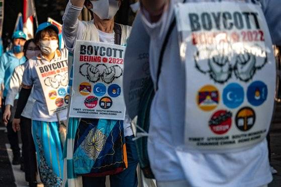 지난 10월 2일 일본 도쿄에서 베이징 올림픽 보이콧을 주장하는 시민들이 시위를 하고 있다. [AFP=연합뉴스]