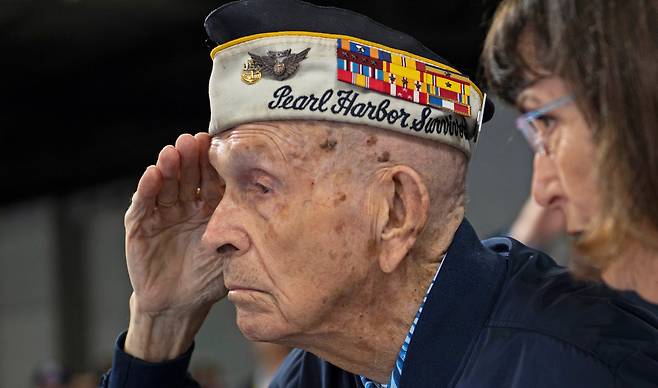 진주만 공습 당시 참전 병사가 7일 공습 80주년을 맞아 하와이 군 기지에서 열린 기념식에 참석해 경례하고 있다. 로이터=연합뉴스