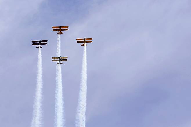 애리조나 피닉스에서 열린 진주만 공습 80주년 기념행사장 상공으로 네대의 쌍엽기가 기념 비행을 하고 있다. AP=연합뉴스