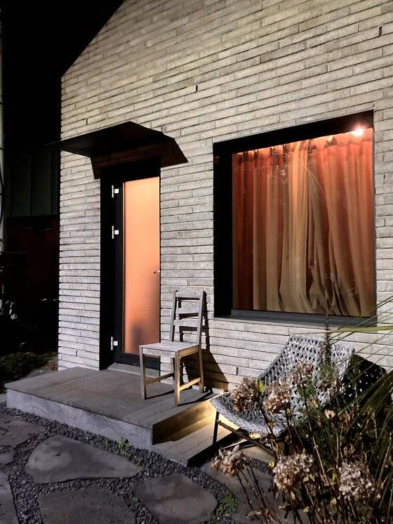 이곳의 최고의 장점은 독립성. 머무는 동안 주인이나, 옆동의 숙박객을 만나지 않고 머물 수 있다. 사진은 B동 입구로 고요함이 느껴진다. [사진 심규원]