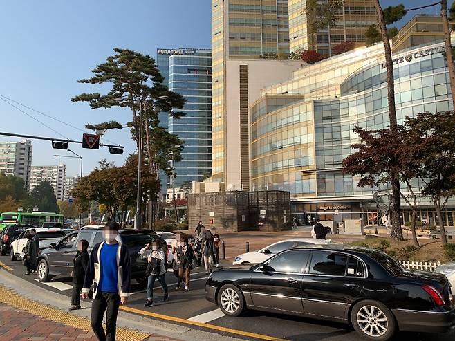 잠실역사거리에서 보행자와 우회전 차량이 뒤엉켜 있다. [출처 한국교통안전공단]