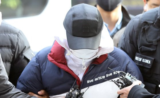 50대 여성 살해 후 금품을 빼앗고 시신을 유기한 뒤, 시신 유기 공범까지 살해한 혐의로 구속영장이 청구된 50대 남성이 7일 오후 인천지방법원에서 구속 전 피의자 심문(영장실질심사)을 받기 위해 법원으로 들어서고 있다. 뉴스1