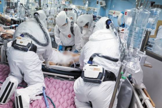 6일 코로나19 거점전담병원인 평택 박애병원의 중환자실에서 의료진이 한 환자의 병상을 옮기고 있다.연합뉴스