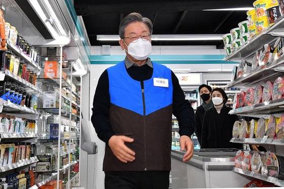 이재명 더불어민주당 대선후보가 8일 서울 서초구 장애인 직업훈련 편의점을 방문, 상품을 진열하기 위해 이동하고 있다. 뉴스1