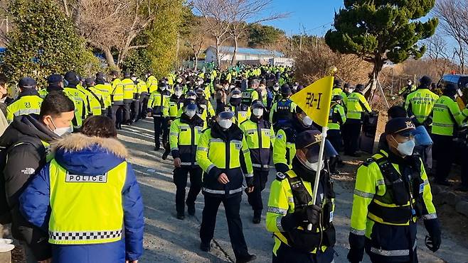 7일 오전 부산 해운대구 장산마을에는 전국에서 각지에서 모인 경찰 13개 중대가 배치됐다.