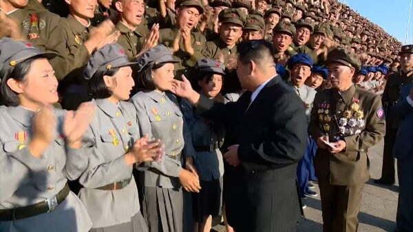여군의 볼 쓰다듬는 북한 김정은/사진=조선중앙TV 화면