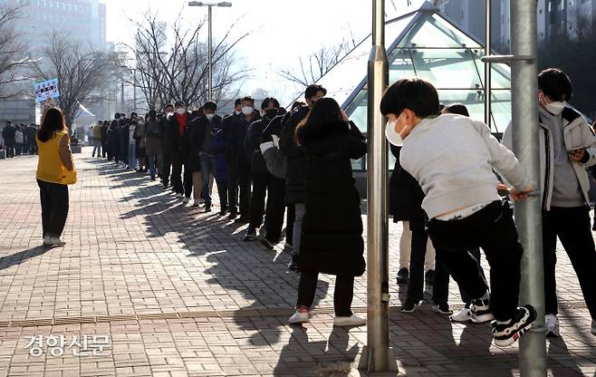 전날 코로나19 신규 확진자가 7000명을 넘어선 가운데 8일 서울 마포구 서강대역 임시선별진료소에서 한 어린이가 긴 행렬 사이에서 놀고 있다./박민규 선임기자