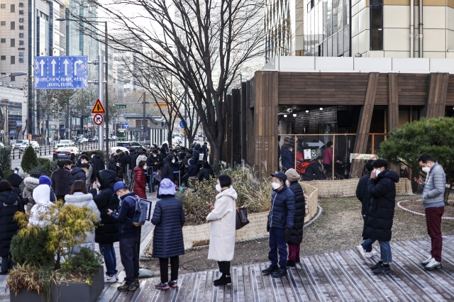 6일 오전 서울 송파보건소 코로나19 선별진료소 주변에서 시민들이 검사를 받기 위해 줄을 서 있다. 연합뉴스