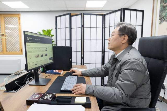 더불어민주당 이재명 대선 후보가 8일 오후 6시52분 딴지일보 게시판에 "딴게이 여러분 인사드립니다. 이재명입니다”라는 제목의 글을 올리고 첨부한 사진. 컴퓨터 모니터에 딴지일보 자유게시판 화면을 열고 방문을 인증했다. 딴지일보 캡처