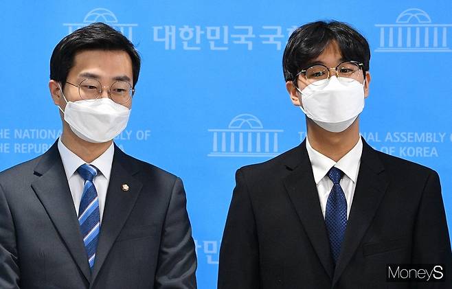 ▲ 장경태 더불어민주당 의원(왼쪽부터), 이정인 더불어민주당 청소년 지지포럼 더불어청소년 위원장