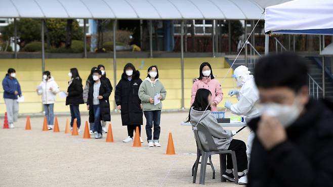 8일 울산 중구 한 초등학교 운동장에 마련된 임시 선별진료소에서 3·5·6학년 학생과 교직원을 대상으로 신종 코로나바이러스 감염증(코로나19) 전수검사가 이뤄지고 있다. /사진=뉴스1