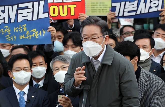 김종인 국민의힘 총괄선거대책위원장이 지난 7일 소상공인 100조 지원 발언을 한 것에 대해 이재명 더불어민주당 대선 후보가 8일 환영의 뜻을 밝혔다. 사진은 지난달 28일 광주 송정5일시장을 방문한 이 후보. /사진=뉴스1